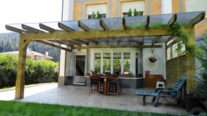 Lee más sobre el artículo Porches con Madera y Vidrio: Ganando espacio al exterior