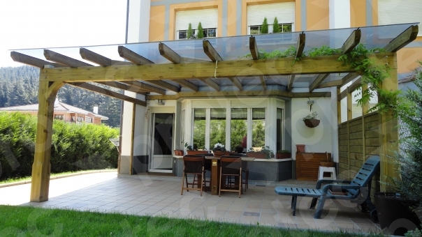 Lee más sobre el artículo Porches con Madera y Vidrio: Ganando espacio al exterior