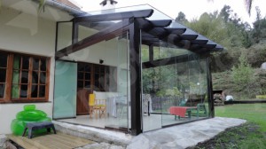 Lee más sobre el artículo <!--:es-->Porche Acristalado: Disfrutar del Exterior Todo el Año<!--:-->