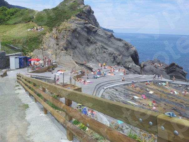 Lee más sobre el artículo Playa de Aritzatxu: Protección Acceso+Suelos Duchas y Forrado Muros