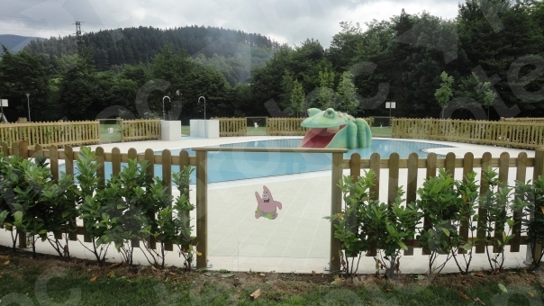 Read more about the article Vallado madera + cristal en piscinas municipales