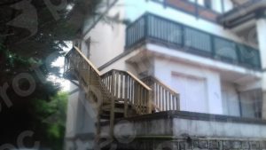 Lee más sobre el artículo Escalera exterior apoyada en lateral fachada