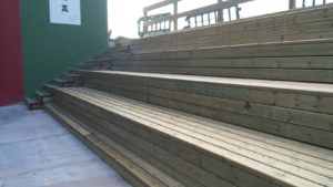 Lee más sobre el artículo Gradas recubiertas de madera tratada en frontón