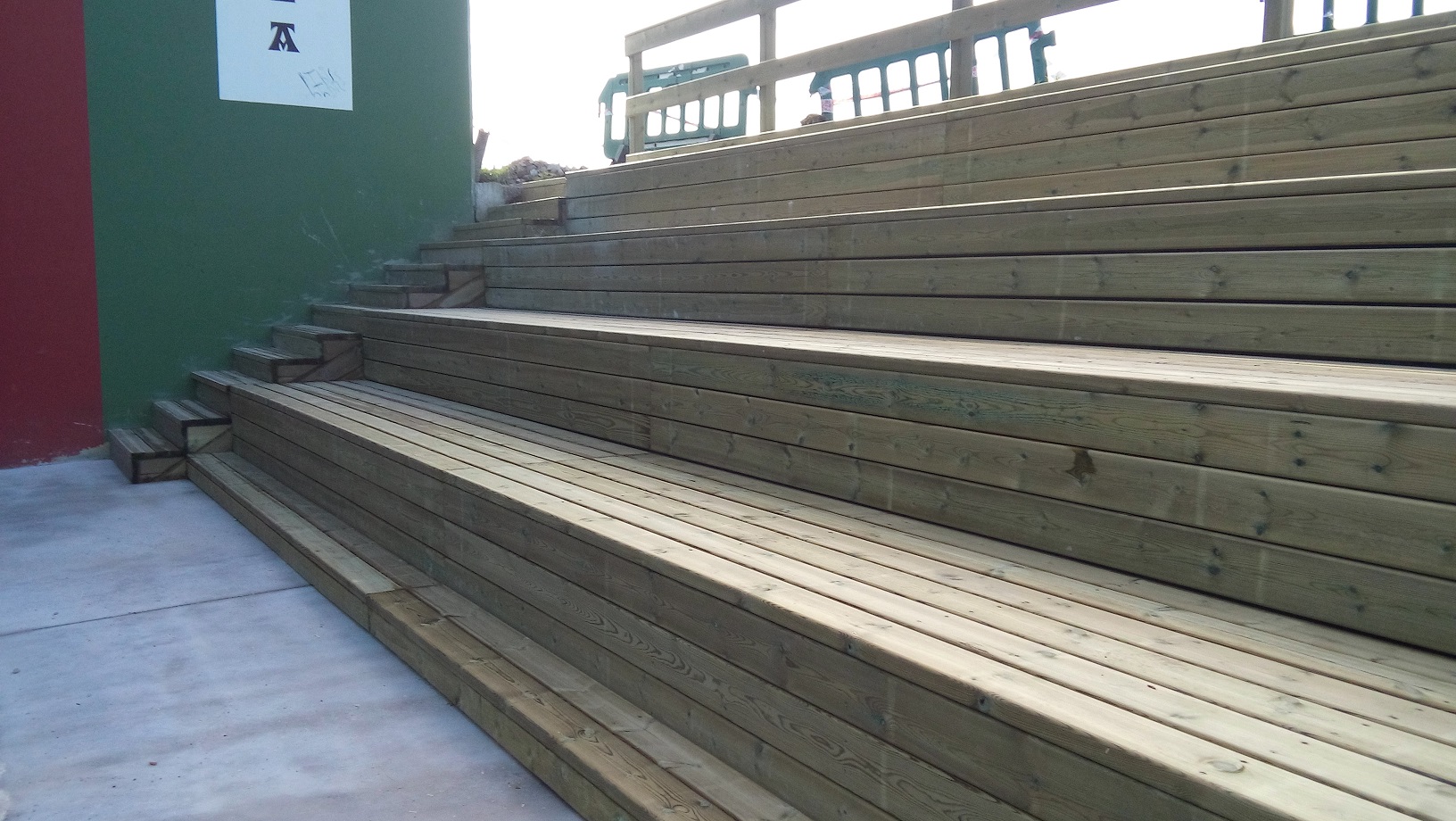 Lee más sobre el artículo Gradas recubiertas de madera tratada en frontón