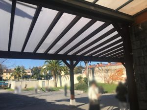 Lee más sobre el artículo Cubierta traslucida en zona de esparcimiento de hospital